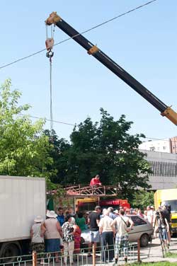 Знесення кіоску на Троєщині перетворилося на драматичне дійство
