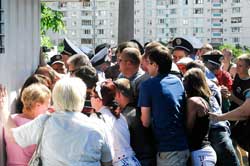 Знесення кіоску на Троєщині перетворилося на драматичне дійство