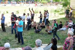 Знесення кіоску на Троєщині перетворилося на драматичне дійство