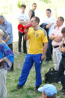 Знесення кіоску на Троєщині перетворилося на драматичне дійство