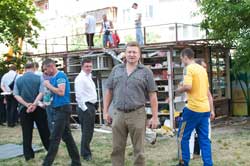 Знесення кіоску на Троєщині перетворилося на драматичне дійство