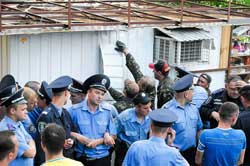 Знесення кіоску на Троєщині перетворилося на драматичне дійство