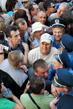 Знесення кіоску на Троєщині перетворилося на драматичне дійство