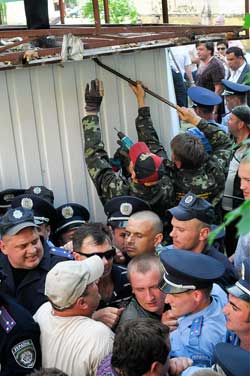 Знесення кіоску на Троєщині перетворилося на драматичне дійство