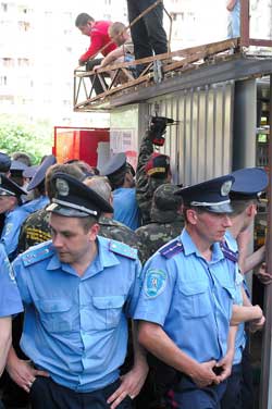 Знесення кіоску на Троєщині перетворилося на драматичне дійство