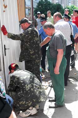 Знесення кіоску на Троєщині перетворилося на драматичне дійство