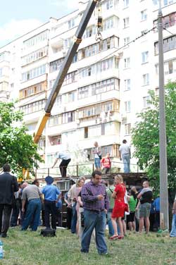 2012-05-znesennya-kiosku-na-troyeshchyni-40-small