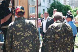 Знесення кіоску на Троєщині перетворилося на драматичне дійство