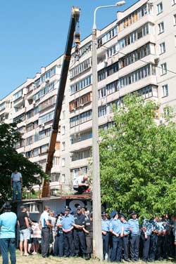 Знесення кіоску на Троєщині перетворилося на драматичне дійство