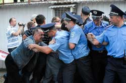 Знесення кіоску на Троєщині перетворилося на драматичне дійство