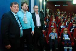 26 грудня у кінотеатрі «Кадр» за підтримки Київської міської організації Партії Регіонів вручали подарунки дітям-сиротам Оболонського району м. Києва. У заході взяли участь заступник керівника апарату Оболонської райдержадміністрації П.О. Савенко, представник ГО «Громадянський Корпус» в Оболонському районі С. Ю. Сегеда, представник ГО «Громадянський Корпус» у Голосіївському районі С.М. Гайдай.