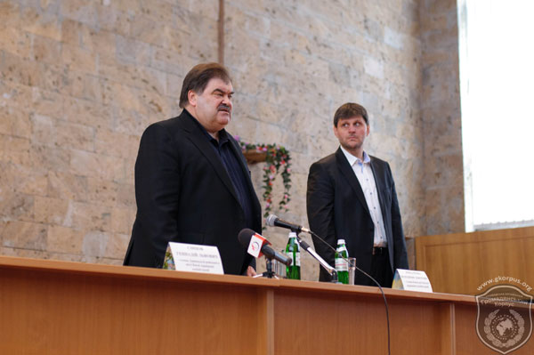 4 квітня 2014 р. розпорядженням №490/2014-рп головою Дарницької районної у м. Києві державної адміністрації було призначено Геннадія Сінцова.