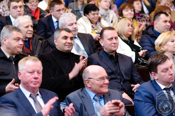 4 квітня 2014 р. розпорядженням №490/2014-рп головою Дарницької районної у м. Києві державної адміністрації було призначено Геннадія Сінцова.