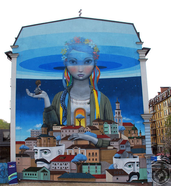 На Андріївському узвозі завершили 15-метрове графіті «Відродження»