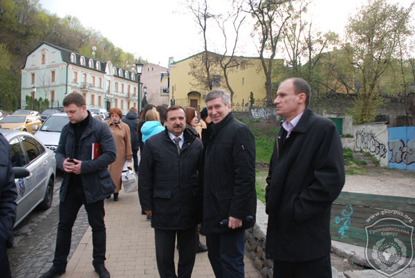 На Андріївському узвозі завершили 15-метрове графіті «Відродження»