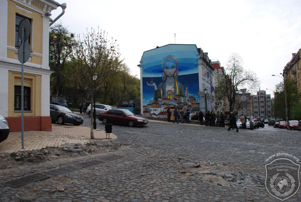 На Андріївському узвозі завершили 15-метрове графіті «Відродження»