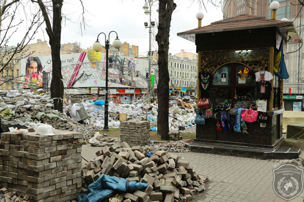 Наталія, продавець у кіоску з атрибутикою: