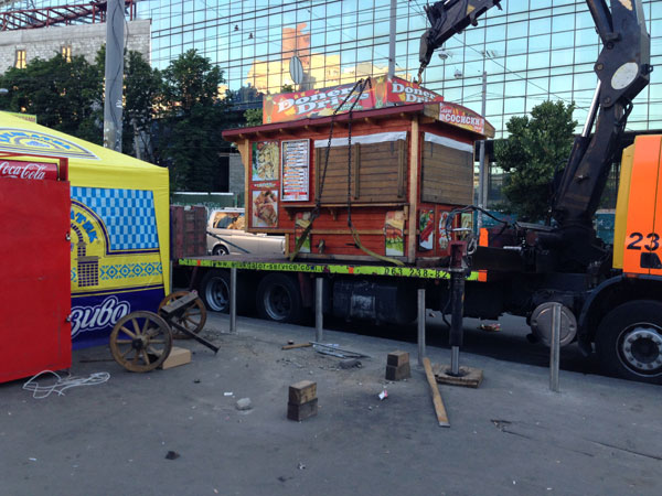 На Лук'янівці знову продовжується практика незрозумилих нічних демонтажів