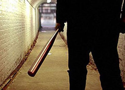 У Києві група чоловіків з битами трощила кіоски, повідомляють ЗМІ