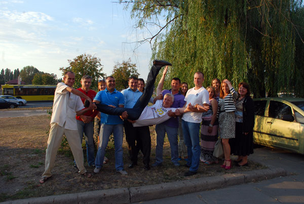 Шановний Вікторе Ананійовичу!  Щиро вітаємо Вас з черговим 25-річчям!  Зичимо щастя, здоров`я, сімейного благополуччя, успіхів на професійній ниві та мирного неба! Вже впродовж багатьох років Ви є прикладом для співробітників, добрим порадником для підприємців та цікавим співрозмовником з неперевершеним почуттям гумору! Продовжуйте і далі радувати нас гарним настроєм та вести вірною дорогою у бурхливому світі вітчизняного підприємництва!  З повагою - дружній колектив ГО "Громадянський Корпус"