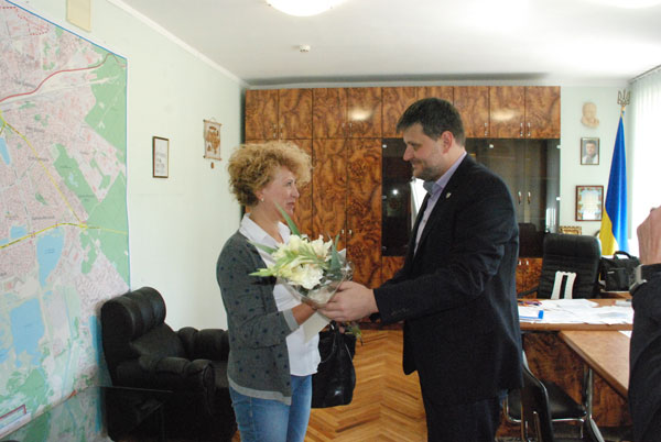 Голова Дарницької районної у м. Києві державної адміністрації Геннадій Сінцов вручив подяку активному учаснику ГО "Громадянський Корпус" Вірі Тидень. Також Віру Іванівну привітав член Правління ГО "Громадянський Корпус", представник організації у Дарницькому районі Олег Тесленко.