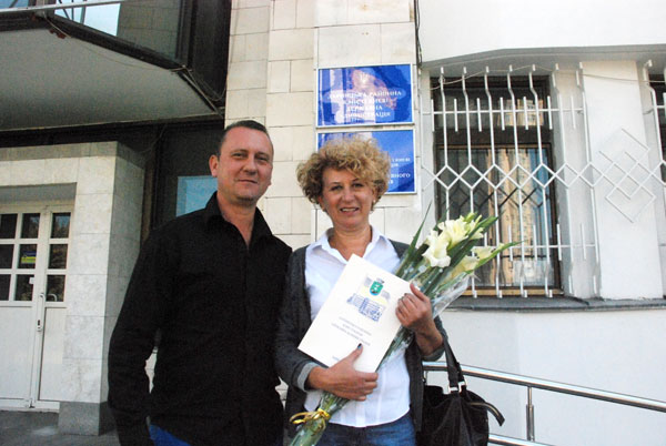 Голова Дарницької районної у м. Києві державної адміністрації Геннадій Сінцов вручив подяку активному учаснику ГО "Громадянський Корпус" Вірі Тидень. Також Віру Іванівну привітав член Правління ГО "Громадянський Корпус", представник організації у Дарницькому районі Олег Тесленко.