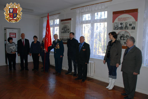 Музею школи №52 м. Києва вручено копію Прапору Перемоги